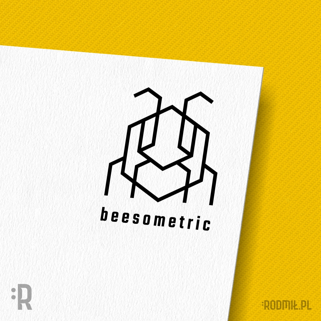 Projekt graficzny logo firmy Beesometric. Geometryczna heksagonalna czarna pszczoła na białym listowniku.