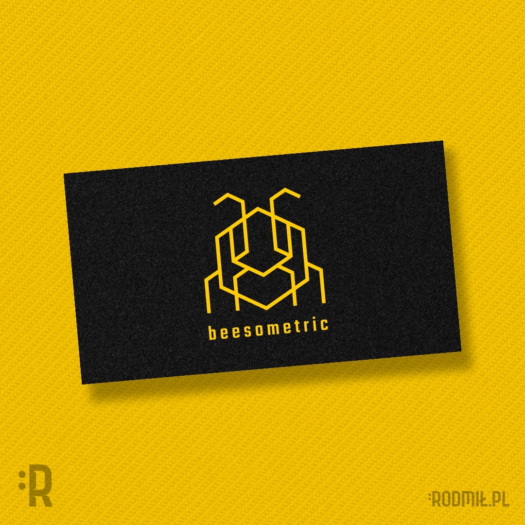 Projekt graficzny logo firmy Beesometric. Geometryczna heksagonalna żółta pszczoła na czarnej wizytówce.