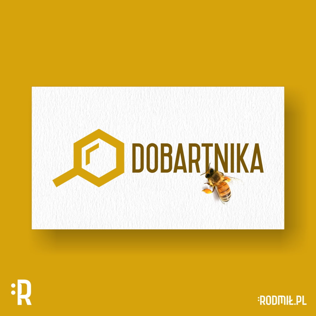 Projekt logo strony internetowej Dobartnika na białej wizytówce z siedzącą na niej pszczołą.