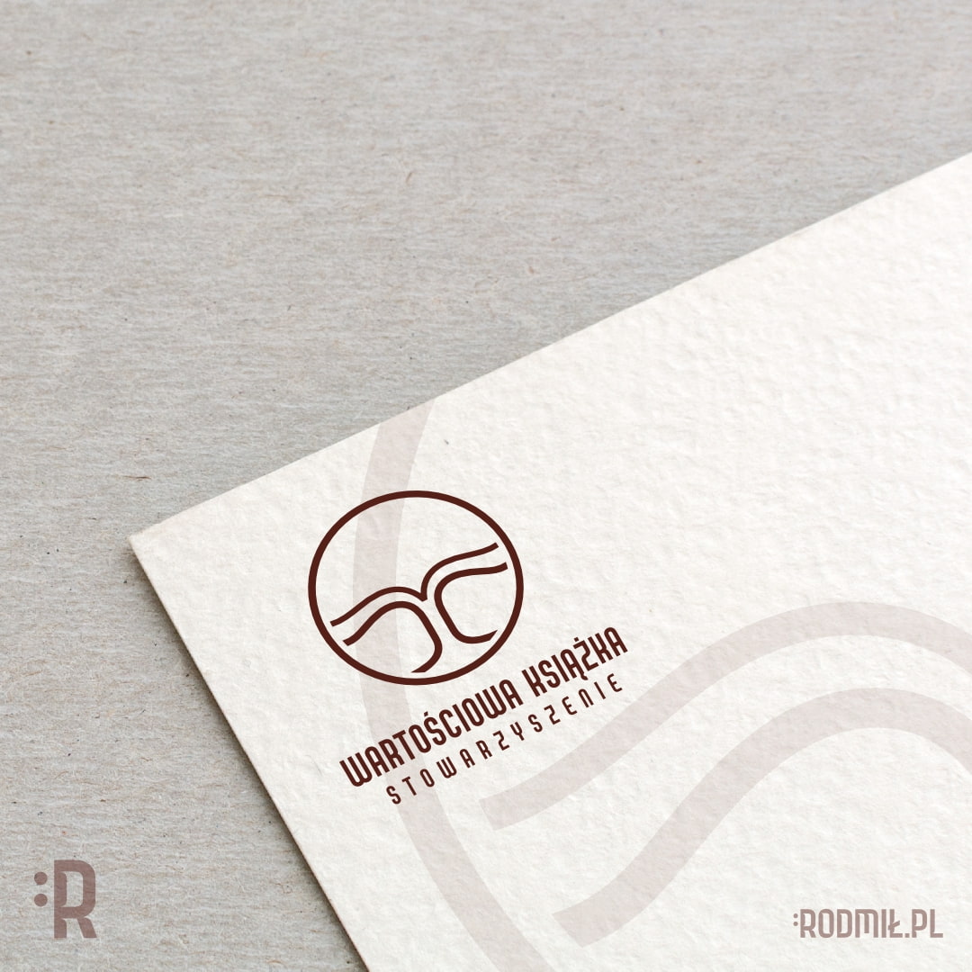 Projekt graficzny papeterii z logo Stowarzyszenia Wartościowa Książka. Brązowy piktogram drzewa w formie otwartej książki.