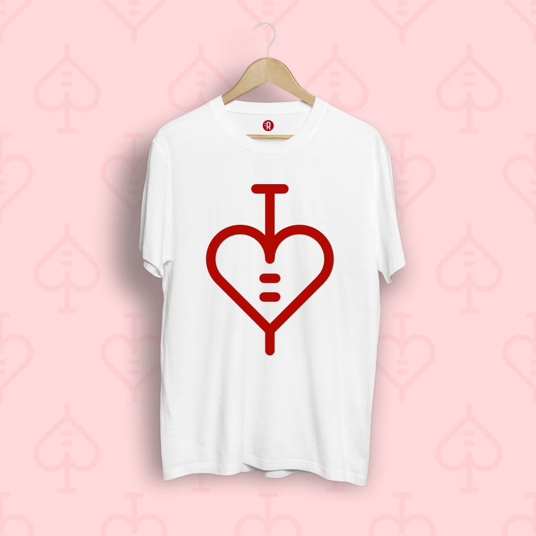 Projekt graficzny nadruku na białej koszulce konturowej czerwonej strzykawki w kształcie serca.