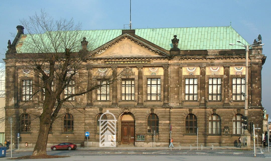 Zdjęcie budynku Muzeum Narodowego w Poznaniu od Al. Marcinkowskiego z nałożonym na wejście projektem graficznym słupa plakatowego dla porównania niemal identycznych kształtów.