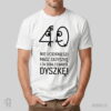 40 lat minęło - koszulka męska z nadrukiem na 40 urodziny Model w białej koszulce z nadrukiem na 40 urodziny z uśmiechniętym zerem goniącym wystraszoną czwórkę i napisem NIE UCIEKNIESZ! MASZ ZADYSZKĘ I ZA SOBĄ CZWARTĄ DYSZKĘ!