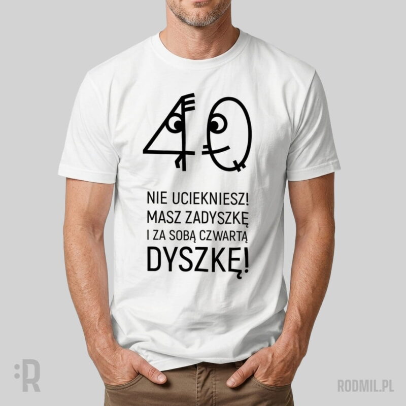40 lat minęło - koszulka męska z nadrukiem na 40 urodziny Model w białej koszulce z nadrukiem na 40 urodziny z uśmiechniętym zerem goniącym wystraszoną czwórkę i napisem NIE UCIEKNIESZ! MASZ ZADYSZKĘ I ZA SOBĄ CZWARTĄ DYSZKĘ!