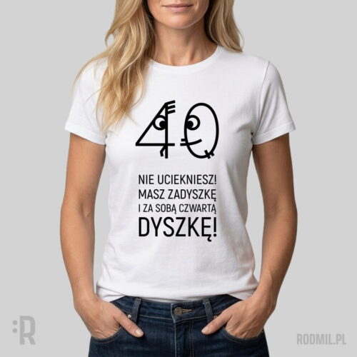 40 lat minęło - koszulka damska z nadrukiem na 40 urodziny Modelka w białej koszulce z nadrukiem na 40 urodziny z uśmiechniętym zerem goniącym wystraszoną czwórkę i napisem NIE UCIEKNIESZ! MASZ ZADYSZKĘ I ZA SOBĄ CZWARTĄ DYSZKĘ!