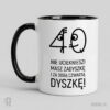 Kubek biały z nadrukiem na 40 urodziny z uśmiechniętym zerem goniącym wystraszoną czwórkę i napisem NIE UCIEKNIESZ! MASZ ZADYSZKĘ I ZA SOBĄ CZWARTĄ DYSZKĘ!
