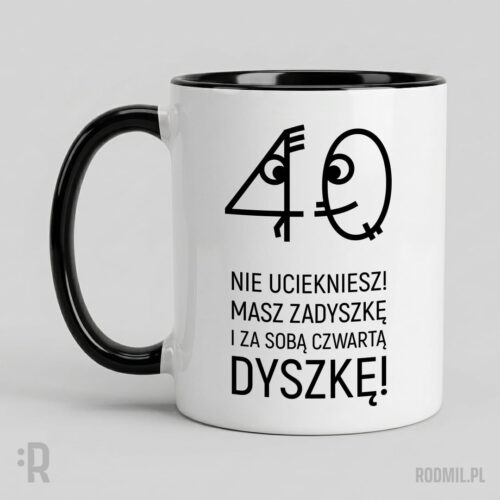 40 lat minęło - kubek z nadrukiem na 40 urodziny Kubek biały z nadrukiem na 40 urodziny z uśmiechniętym zerem goniącym wystraszoną czwórkę i napisem NIE UCIEKNIESZ! MASZ ZADYSZKĘ I ZA SOBĄ CZWARTĄ DYSZKĘ!