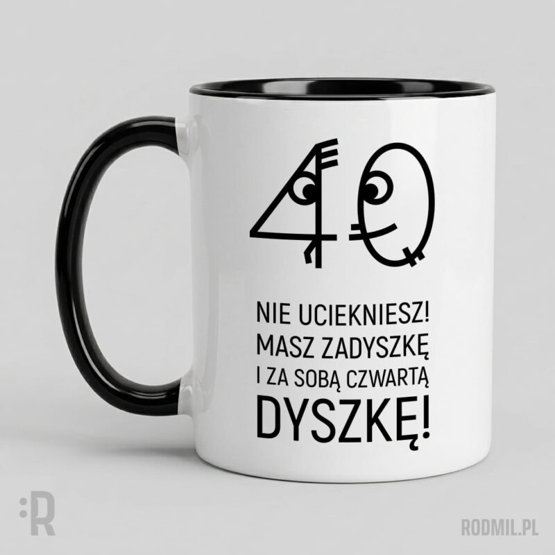 Kubek biały z nadrukiem na 40 urodziny z uśmiechniętym zerem goniącym wystraszoną czwórkę i napisem NIE UCIEKNIESZ! MASZ ZADYSZKĘ I ZA SOBĄ CZWARTĄ DYSZKĘ!