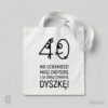 Torba biała z nadrukiem na 40 urodziny z uśmiechniętym zerem goniącym wystraszoną czwórkę i napisem NIE UCIEKNIESZ! MASZ ZADYSZKĘ I ZA SOBĄ CZWARTĄ DYSZKĘ!