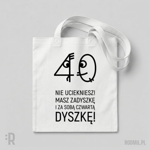 40 lat minęło - torba biała z nadrukiem na 40 urodziny Torba biała z nadrukiem na 40 urodziny z uśmiechniętym zerem goniącym wystraszoną czwórkę i napisem NIE UCIEKNIESZ! MASZ ZADYSZKĘ I ZA SOBĄ CZWARTĄ DYSZKĘ!