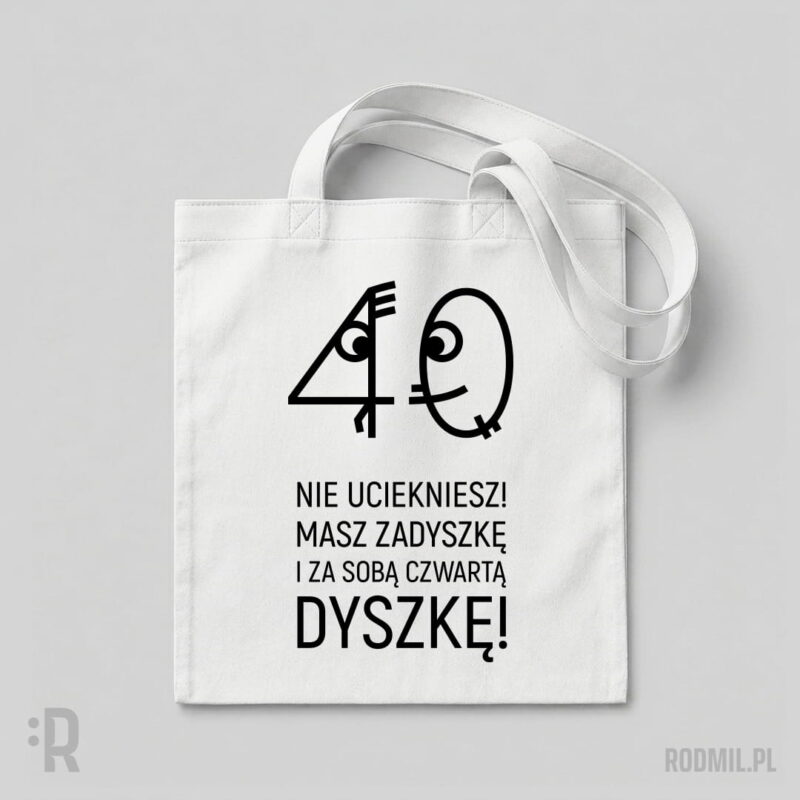 Torba biała z nadrukiem na 40 urodziny z uśmiechniętym zerem goniącym wystraszoną czwórkę i napisem NIE UCIEKNIESZ! MASZ ZADYSZKĘ I ZA SOBĄ CZWARTĄ DYSZKĘ!