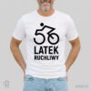 50-latek ruchliwy - koszulka męska z nadrukiem na 50 urodziny Model w białej koszulce z nadrukiem na 50 urodziny z postacią konturowego czarno-białego rowerzysty. 5 i 0 to koła roweru a pod nimi napis 50-LATEK RUCHLIWY.