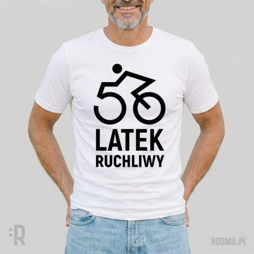 50-latek ruchliwy - koszulka męska z nadrukiem na 50 urodziny Model w białej koszulce z nadrukiem na 50 urodziny z postacią konturowego czarno-białego rowerzysty. 5 i 0 to koła roweru a pod nimi napis 50-LATEK RUCHLIWY.