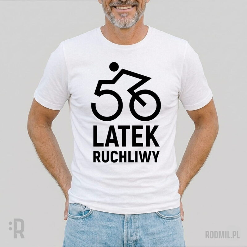 50-latek ruchliwy - koszulka męska z nadrukiem na 50 urodziny Model w białej koszulce z nadrukiem na 50 urodziny z postacią konturowego czarno-białego rowerzysty. 5 i 0 to koła roweru a pod nimi napis 50-LATEK RUCHLIWY.