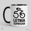 50-letnia szprycha - kubek z nadrukiem na 50 urodziny Kubek biały z nadrukiem na 50 urodziny z postacią konturowej czarno-białej rowerzystki. 5 i 0 to koła roweru a pod nimi napis 50-LETNIA SZPRYCHA.