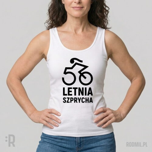 50-letnia szprycha - tank top damski z nadrukiem na 50 urodziny. Modelka w białej podkoszulce z nadrukiem na 50 urodziny z postacią konturowej czarno-białej rowerzystki. 5 i 0 to koła roweru a pod nimi napis 50-LETNIA SZPRYCHA.