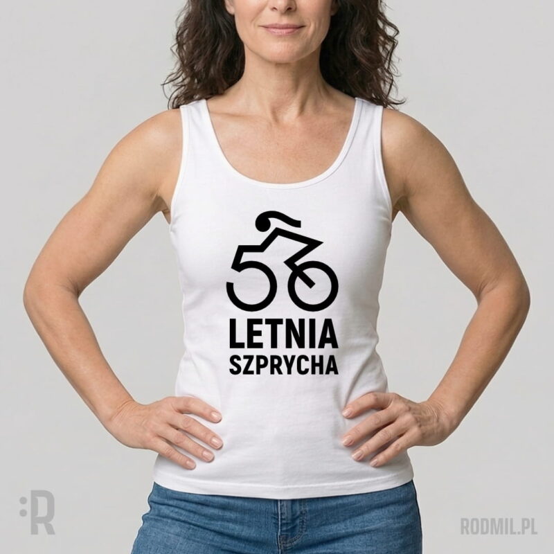 50-letnia szprycha - tank top damski z nadrukiem na 50 urodziny. Modelka w białej podkoszulce z nadrukiem na 50 urodziny z postacią konturowej czarno-białej rowerzystki. 5 i 0 to koła roweru a pod nimi napis 50-LETNIA SZPRYCHA.