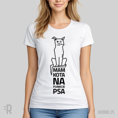 Mam kota na punkcie psa - koszulka damska z nadrukiem Modelka w białej koszulce z nadrukiem projektu graficznego konturowej postaci czarno-białego siedzącego pół psa, pół kota z napisem MAM KOTA NA PUNKCIE PSA.