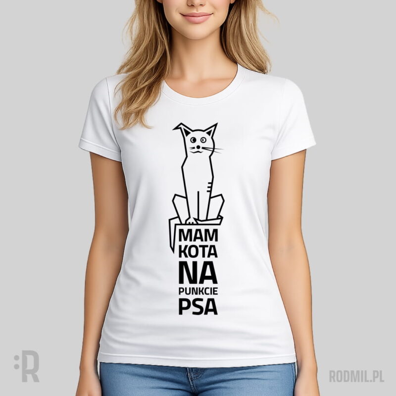 Mam kota na punkcie psa - koszulka damska z nadrukiem Modelka w białej koszulce z nadrukiem projektu graficznego konturowej postaci czarno-białego siedzącego pół psa, pół kota z napisem MAM KOTA NA PUNKCIE PSA.