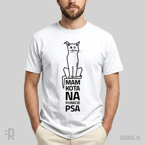 Mam kota na punkcie psa - koszulka męska z nadrukiem Model w białej koszulce z nadrukiem projektu graficznego konturowej postaci czarno-białego siedzącego pół psa, pół kota z napisem MAM KOTA NA PUNKCIE PSA.