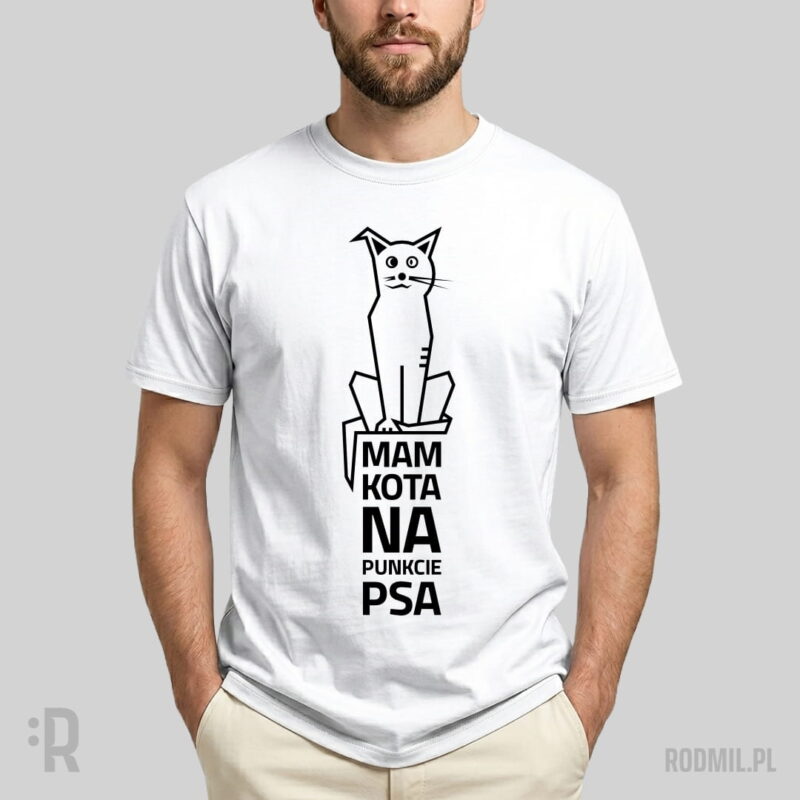 Mam kota na punkcie psa - koszulka męska z nadrukiem Model w białej koszulce z nadrukiem projektu graficznego konturowej postaci czarno-białego siedzącego pół psa, pół kota z napisem MAM KOTA NA PUNKCIE PSA.