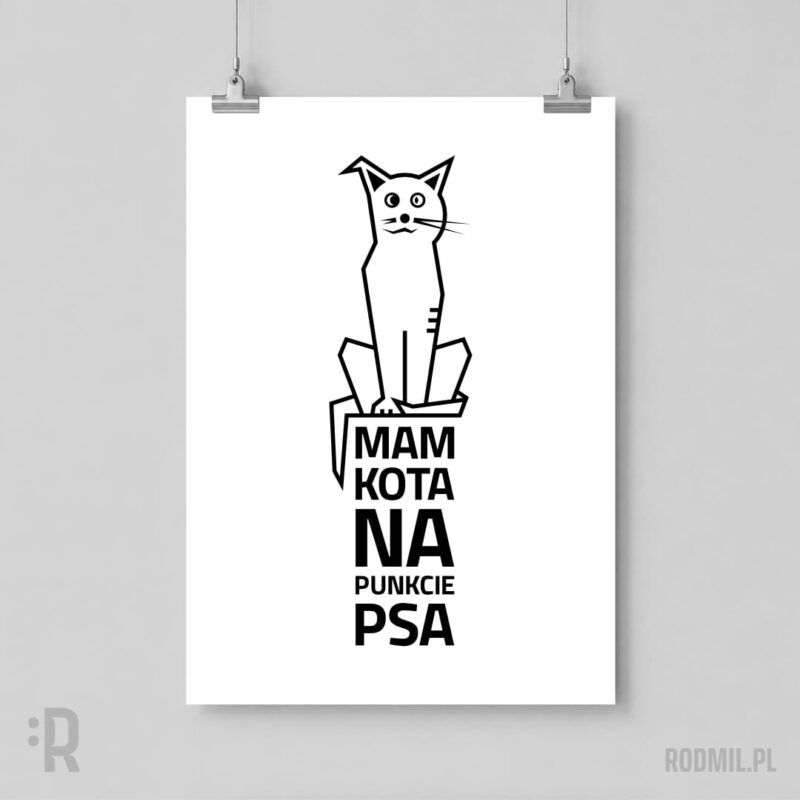 Biały plakat na tle szarej ściany, wiszący na linkach z projektem graficznym konturowej postaci czarno-białego siedzącego pół psa, pół kota z napisem MAM KOTA NA PUNKCIE PSA.