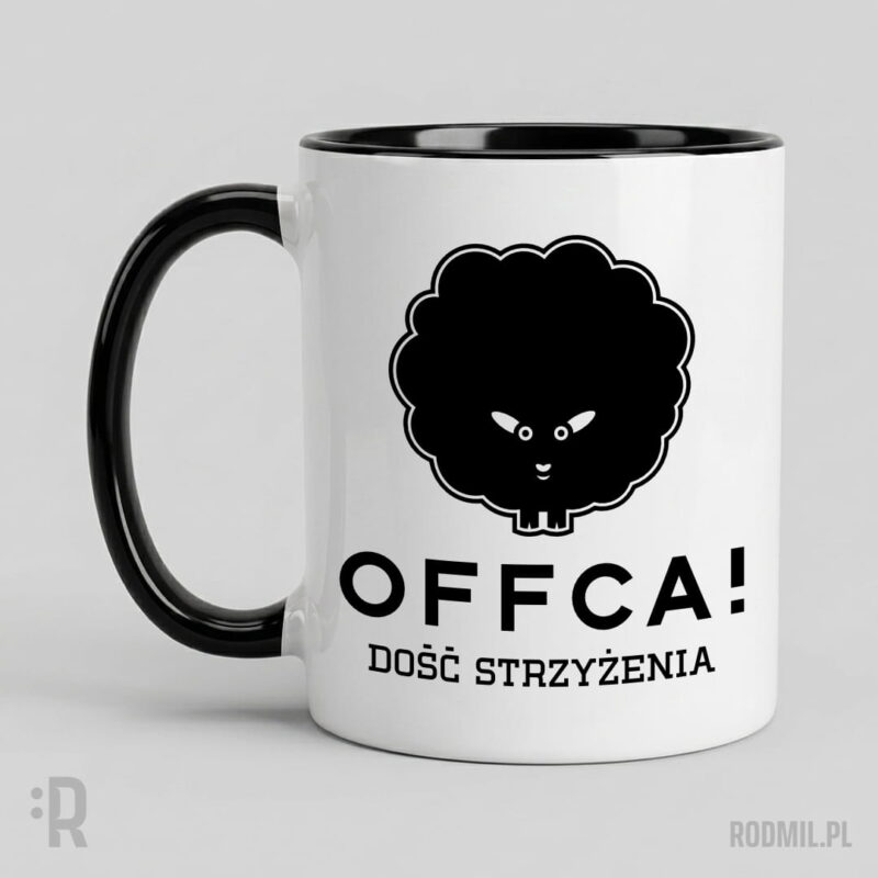 OFFCA! Dość strzyżenia! - kubek społeczny z nadrukiem Kubek biały z nadrukiem minimalistycznego projektu graficznego czarnej, nieostrzyżonej owcy z bardzo dużym futrem i napisem OFFCA! DOŚĆ STRZYŻENIA!