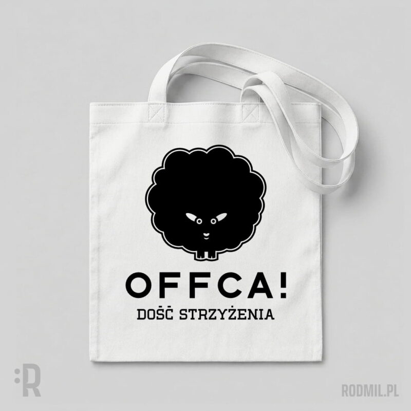 OFFCA! Dość strzyżenia! - torba społeczna z nadrukiem Torba biała z nadrukiem minimalistycznego projektu graficznego czarnej, nieostrzyżonej owcy z bardzo dużym futrem i napisem OFFCA! DOŚĆ STRZYŻENIA!