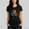 Prawia, Jawia, Nawia - Triskelion - koszulka słowiańska damska czarna z nadrukiem Modelka w czarnej koszulce słowiańskiej z nadrukiem projektu graficznego TRISKELION, Trzy spiralne wiry w kolorach: pomarańczowym, niebieskim i żółtym, ułożone w kole.