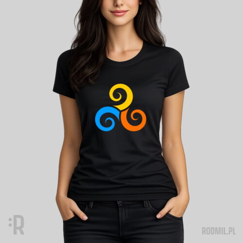 Prawia, Jawia, Nawia - Triskelion - koszulka słowiańska damska czarna z nadrukiem Modelka w czarnej koszulce słowiańskiej z nadrukiem projektu graficznego TRISKELION, Trzy spiralne wiry w kolorach: pomarańczowym, niebieskim i żółtym, ułożone w kole.