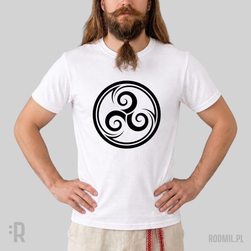 Model w białej koszulce słowiańskiej z czarnym nadrukiem projektu graficznego Prawia, Jawia, Nawia, czyli słowiańskim symbolem trzech spiralnych wirów w kole, zwanym triskelionem lub trystyką.