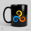 Prawia, Jawia, Nawia - Triskelion - kubek słowiański czarny z nadrukiem Kubek czarny z nadrukiem projektu graficznego TRISKELION, Trzy spiralne wiry w kolorach: pomarańczowym, niebieskim i żółtym, ułożone w kole.