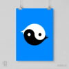 Yin Yang Ryby - plakat pionowy A1-A4 Błękitny plakat na tle szarej ściany, wiszący na linkach z projektem graficznym YIN YANG RYBY. Czarno-biały symbol Taijitu na niebieskim tle, składający się z dwóch złączonych ze sobą minimalistycznych kształtów ryb.