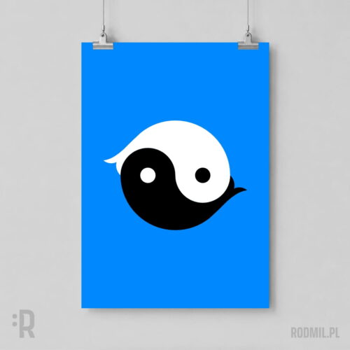 Yin Yang Ryby - plakat pionowy A1-A4 Błękitny plakat na tle szarej ściany, wiszący na linkach z projektem graficznym YIN YANG RYBY. Czarno-biały symbol Taijitu na niebieskim tle, składający się z dwóch złączonych ze sobą minimalistycznych kształtów ryb.