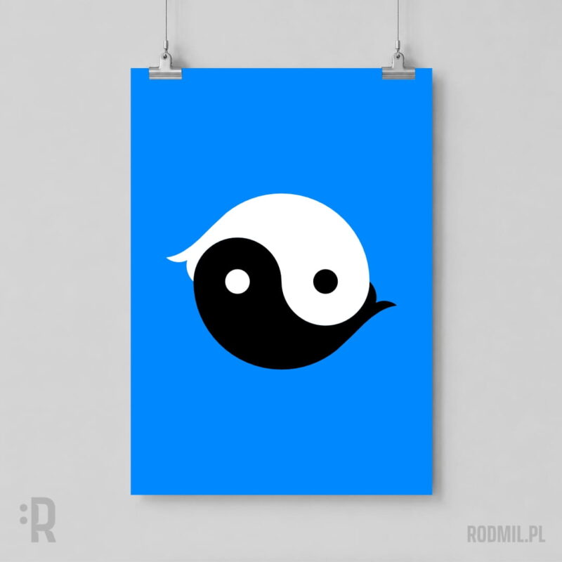 Yin Yang Ryby - plakat pionowy A1-A4 Błękitny plakat na tle szarej ściany, wiszący na linkach z projektem graficznym YIN YANG RYBY. Czarno-biały symbol Taijitu na niebieskim tle, składający się z dwóch złączonych ze sobą minimalistycznych kształtów ryb.