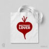 Beetroot lover - biała torba wegańska z nadrukiem Wegańska biała torba na ramię z nadrukiem projektu graficznego czerwonego buraka w kształcie serca i napisem na nim BEETROOT LOVER.
