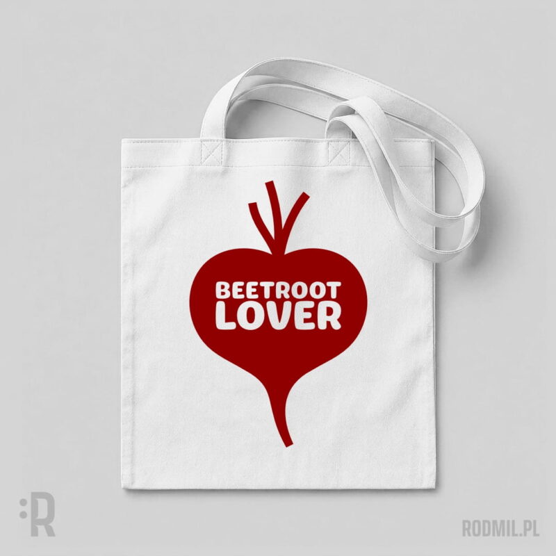 Beetroot lover - biała torba wegańska z nadrukiem Wegańska biała torba na ramię z nadrukiem projektu graficznego czerwonego buraka w kształcie serca i napisem na nim BEETROOT LOVER.