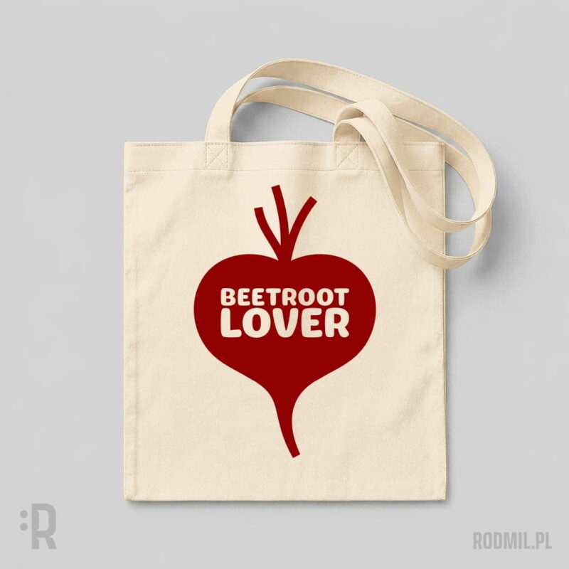 Beetroot lover - jasnobeżowa torba wegańska z nadrukiem Wegańska jasnobeżowa torba na ramię z nadrukiem projektu graficznego czerwonego buraka w kształcie serca i napisem na nim BEETROOT LOVER.