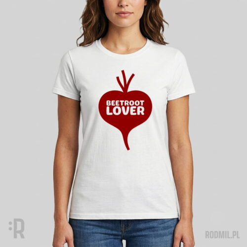 Beetroot lover - koszulka wegańska damska z nadrukiem Modelka w białej koszulce wegańskiej z nadrukiem projektu graficznego czerwonego buraka w kształcie serca i napisem na nim BEETROOT LOVER.