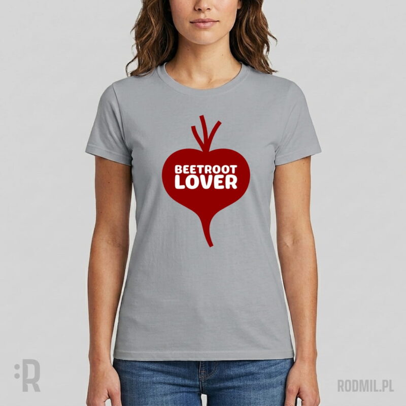 Modelka w szarej koszulce wegańskiej z nadrukiem projektu graficznego czerwonego buraka w kształcie serca i napisem na nim BEETROOT LOVER.