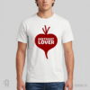 Beetroot lover - koszulka wegańska męska z nadrukiem Model w białej koszulce wegańskiej z nadrukiem projektu graficznego czerwonego buraka w kształcie serca i napisem na nim BEETROOT LOVER.