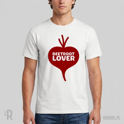Beetroot lover - koszulka wegańska męska z nadrukiem Model w białej koszulce wegańskiej z nadrukiem projektu graficznego czerwonego buraka w kształcie serca i napisem na nim BEETROOT LOVER.
