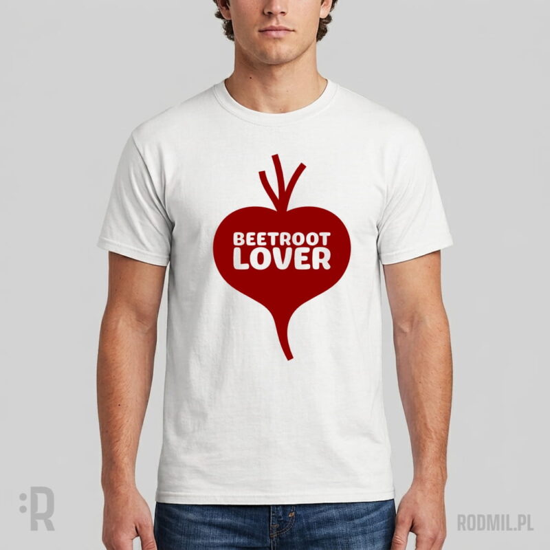 Beetroot lover - koszulka wegańska męska z nadrukiem Model w białej koszulce wegańskiej z nadrukiem projektu graficznego czerwonego buraka w kształcie serca i napisem na nim BEETROOT LOVER.