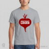 Beetroot lover - szara koszulka wegańska męska z nadrukiem Model w szarej koszulce wegańskiej z nadrukiem projektu graficznego czerwonego buraka w kształcie serca i napisem na nim BEETROOT LOVER.