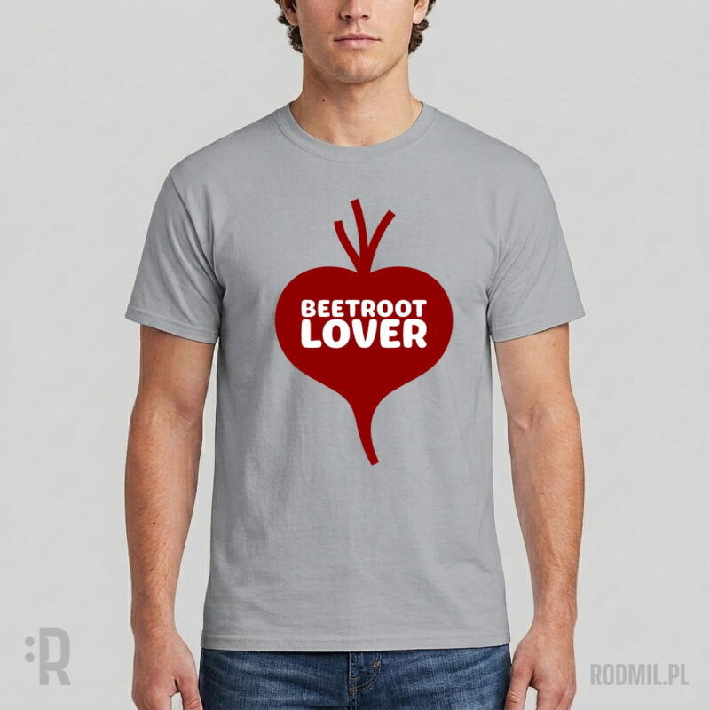 Beetroot lover - szara koszulka wegańska męska z nadrukiem Model w szarej koszulce wegańskiej z nadrukiem projektu graficznego czerwonego buraka w kształcie serca i napisem na nim BEETROOT LOVER.