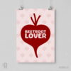Beetroot lover - plakat wegański pionowy A1-A4 Plakat wegański wiszący na ścianie z projektem graficznym czerwonego buraka w kształcie serca i napisem na nim BEETROOT LOVER, na różowym tle z wielu małych buraczków.