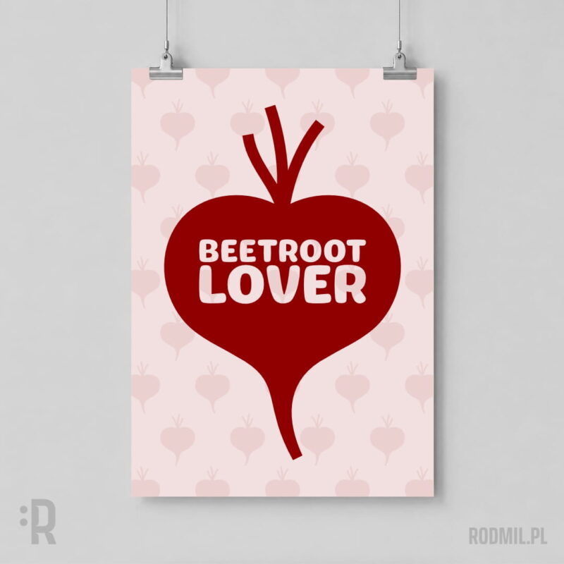 Beetroot lover - plakat wegański pionowy A1-A4 Plakat wegański wiszący na ścianie z projektem graficznym czerwonego buraka w kształcie serca i napisem na nim BEETROOT LOVER, na różowym tle z wielu małych buraczków.