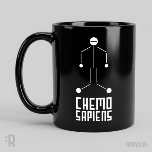 Czarny kubek z nadrukiem projektu graficznego konturowej postaci człowieka, wpisanej w biały wzór chemiczny z głową w kształcie tabletki, a pod nią napisem CHEMO SAPIENS.