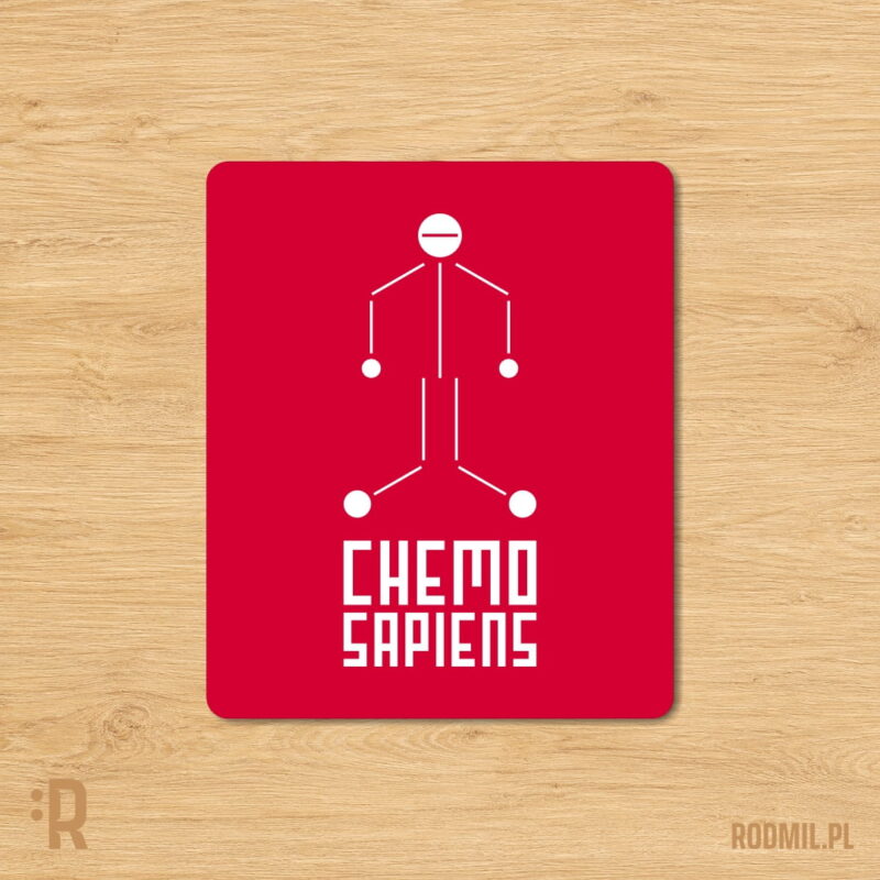 Chemo sapiens - społeczna podkładka pod mysz z nadrukiem Czerwona podkładka pod mysz z nadrukiem projektu graficznego konturowej postaci człowieka, wpisanej w biały wzór chemiczny z głową w kształcie tabletki, a pod nią napisem CHEMO SAPIENS.