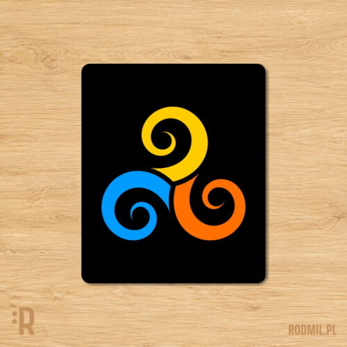 Słowiańska podkładka pod mysz z nadrukiem projektu graficznego symbolu TRISKELION, Trzy spiralne wiry w kolorach: pomarańczowym, niebieskim i żółtym na czarnym tle, ułożone w kole.